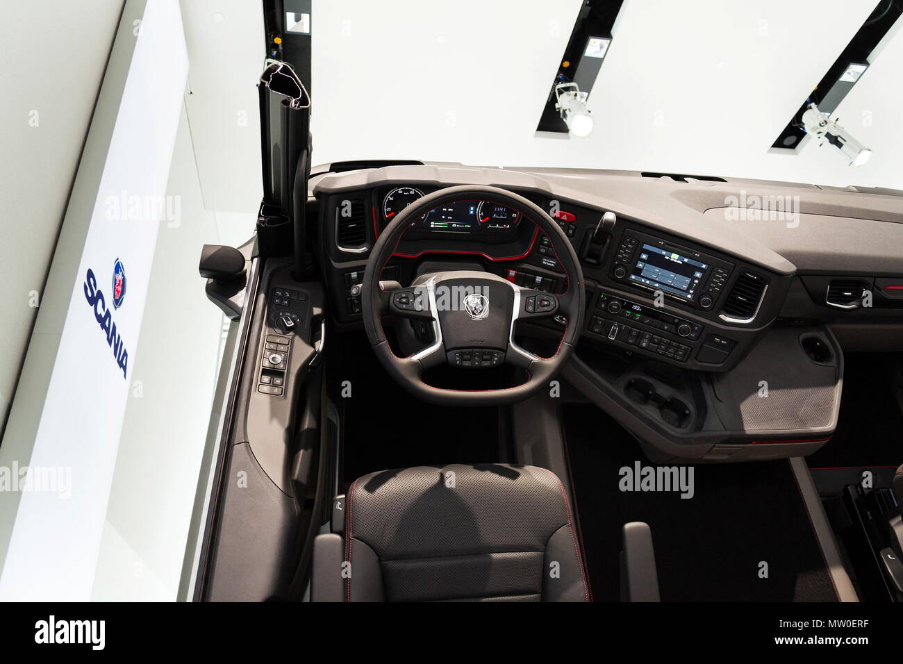 BERLIN, DEUTSCHLAND - 15. MAI 2018: Scania Firmenlogo in LKW-Kabine bei Volkswagen Group Forum Antrieb am 15. Mai 2018 in Berlin, Deutschland. Stockfoto