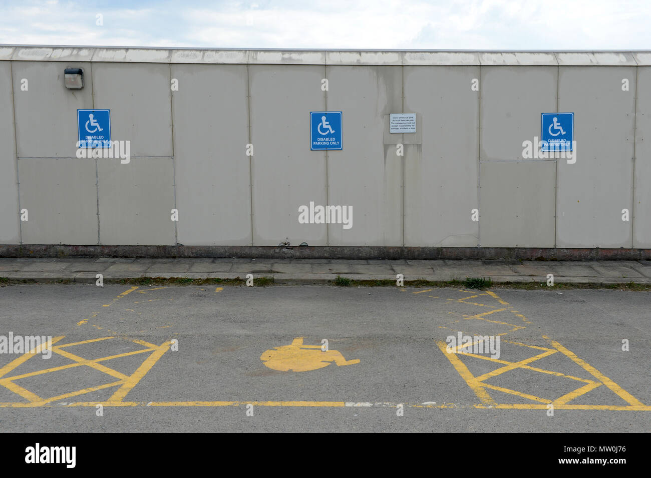 Distressed leere Behindertenparkplätze und Buchten auf einem Flughafen Parkplatz Stockfoto