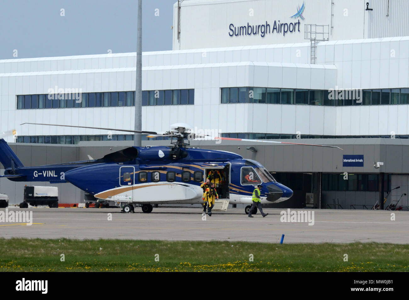 Offshore Öl- und Gasindustrie Arbeitnehmer Transport zu und von der Arbeit mit dem Hubschrauber zu den Bohrinseln in der Nordsee in Sumburgh Flughafen in Shetland Stockfoto