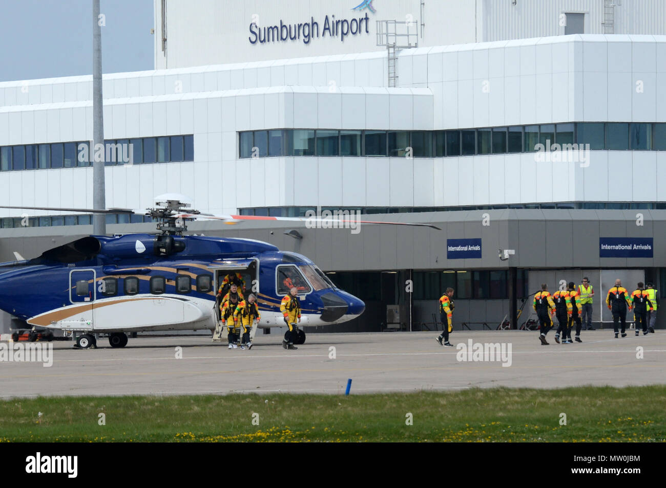 Offshore Öl- und Gasindustrie Arbeitnehmer Transport zu und von der Arbeit mit dem Hubschrauber zu den Bohrinseln in der Nordsee in Sumburgh Flughafen in Shetland Stockfoto