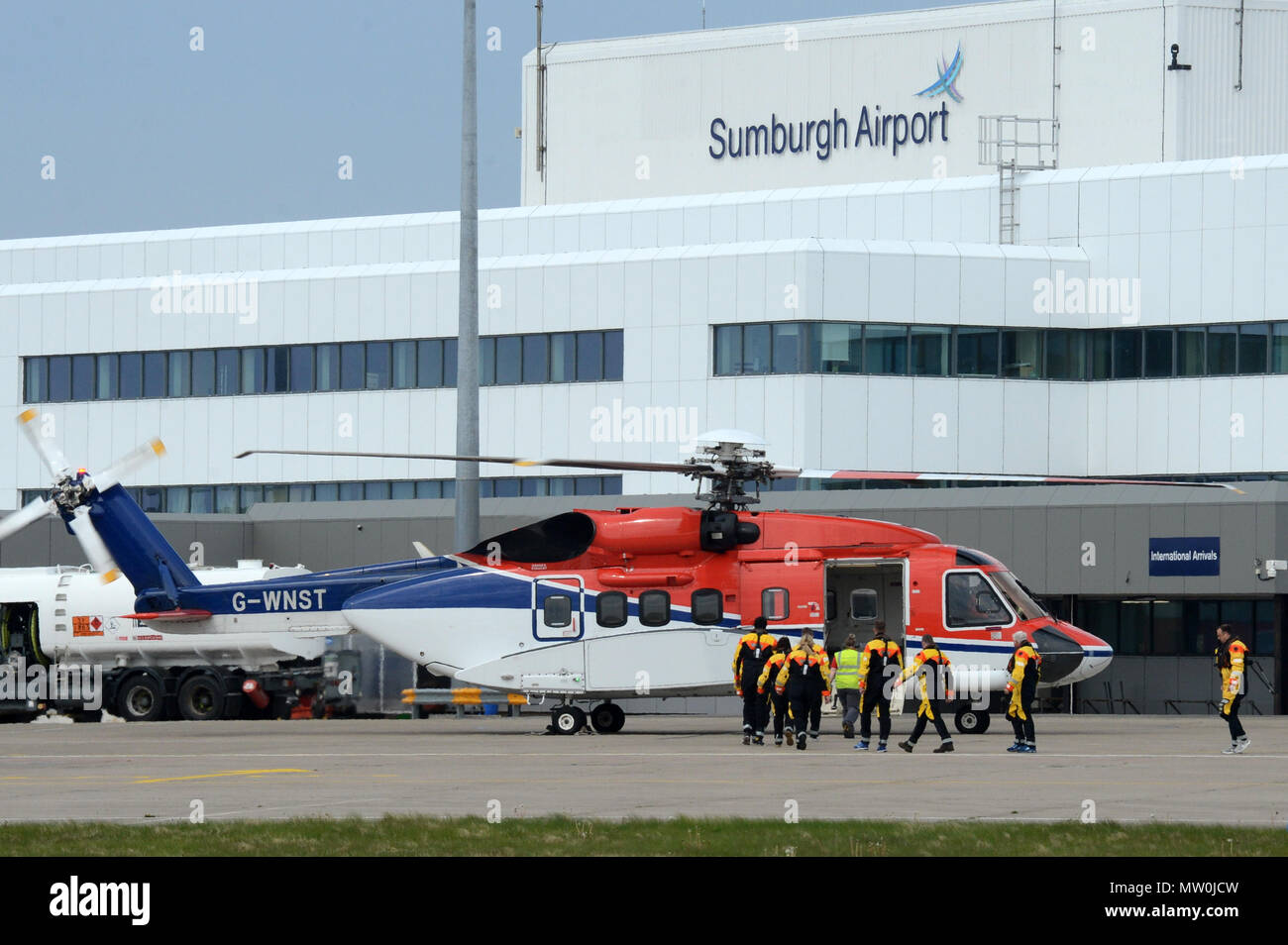 Offshore Öl- und Gasindustrie Arbeitnehmer Transport zu und von der Arbeit mit dem Hubschrauber zu den Bohrinseln in der Nordsee in Sumburgh Flughafen in Shetland Stockfoto