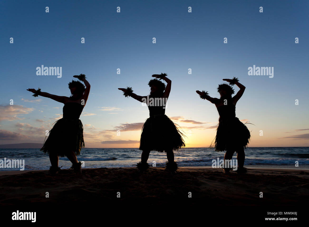 Drei Hula Tänzer bei Sonnenuntergang in Wailea, Maui, Hawaii. Stockfoto