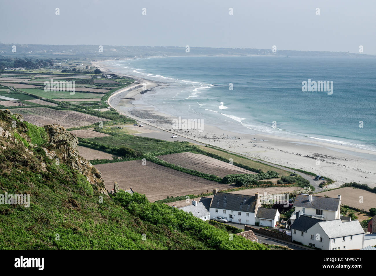 Schöne Aussicht auf St. Ouen's Bay in Jersey, Channel Islands an einem klaren, sonnigen Sommertag Stockfoto