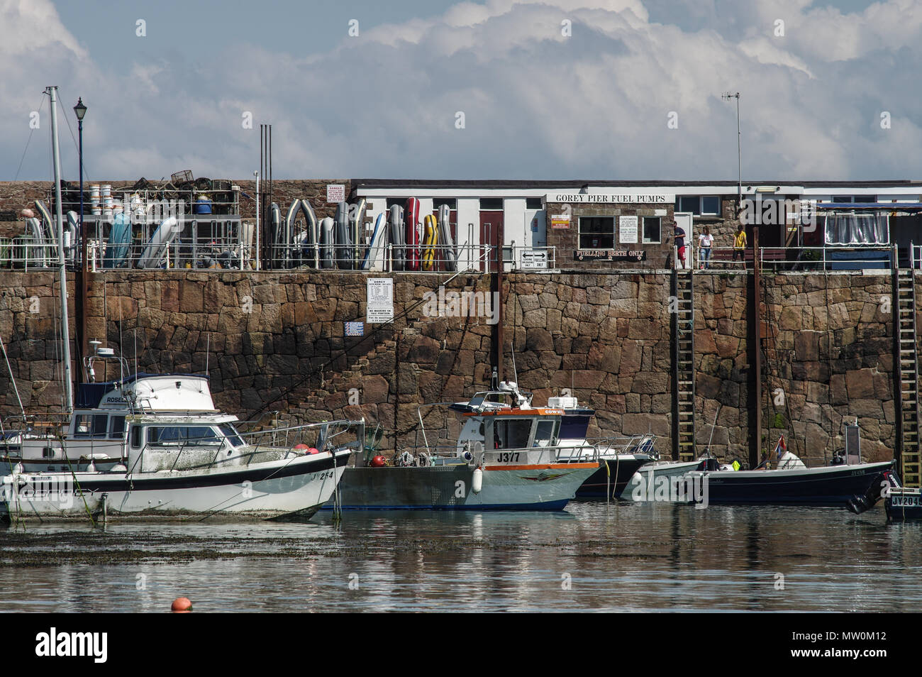 Boote von der malerischen Gorey Pier in Jersey, Channel Islands günstig Stockfoto