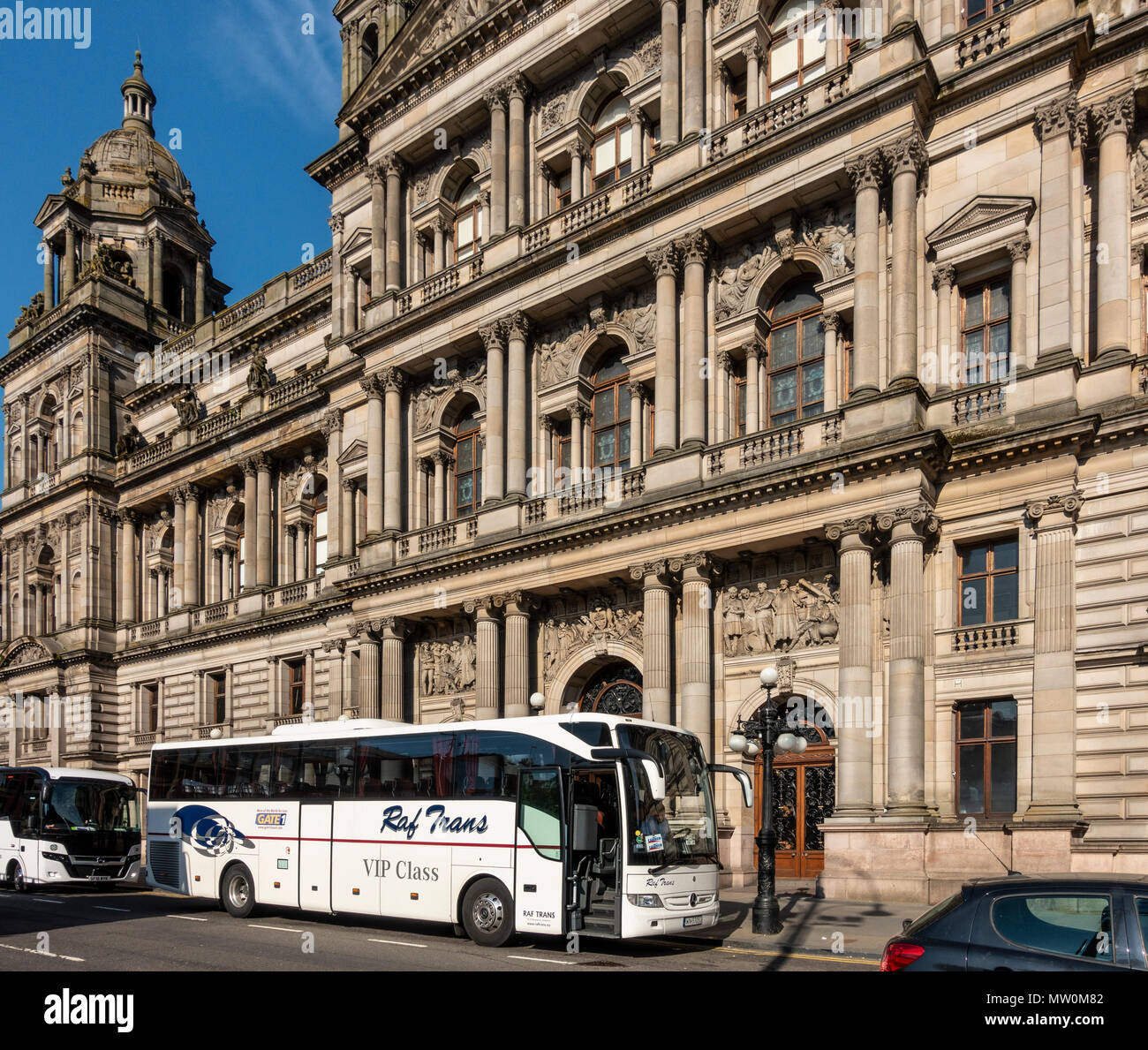 Eine Raf-Trans Luxusbus außerhalb von Glasgow City Chambers, das Rathaus auf dem George Square im Zentrum der Stadt. Schottland, Großbritannien. Stockfoto