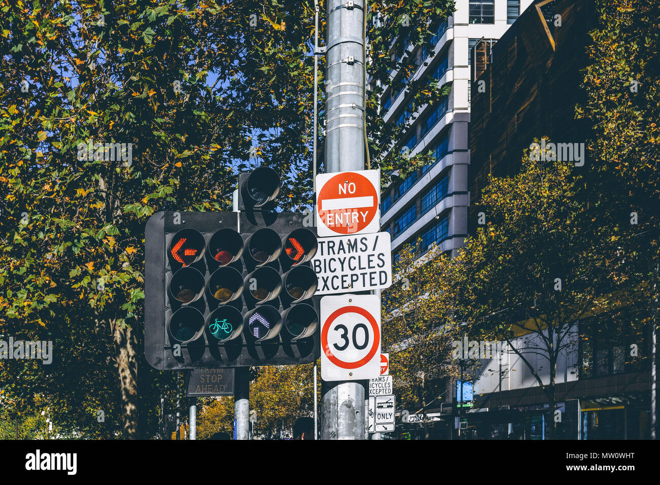 Komplizierte Ampel mit vielen Pfeile und Schilder in der Innenstadt von Melbourne, Australien Stockfoto