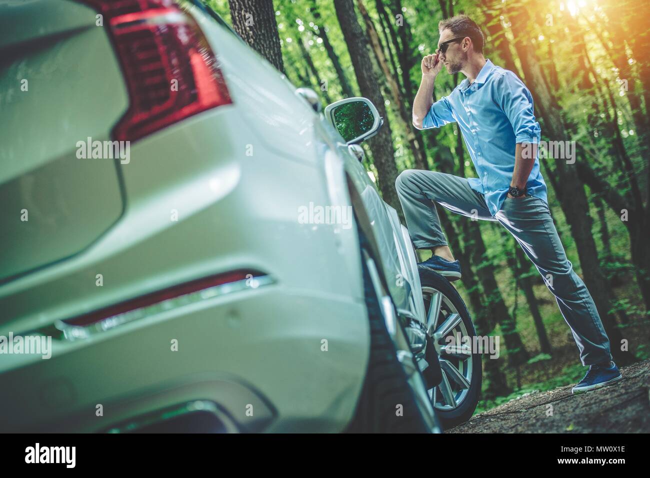 Kaukasische Geschäftsmann einen Moment auf dem Ziel auf einige geschäftliche Lage. Stockfoto