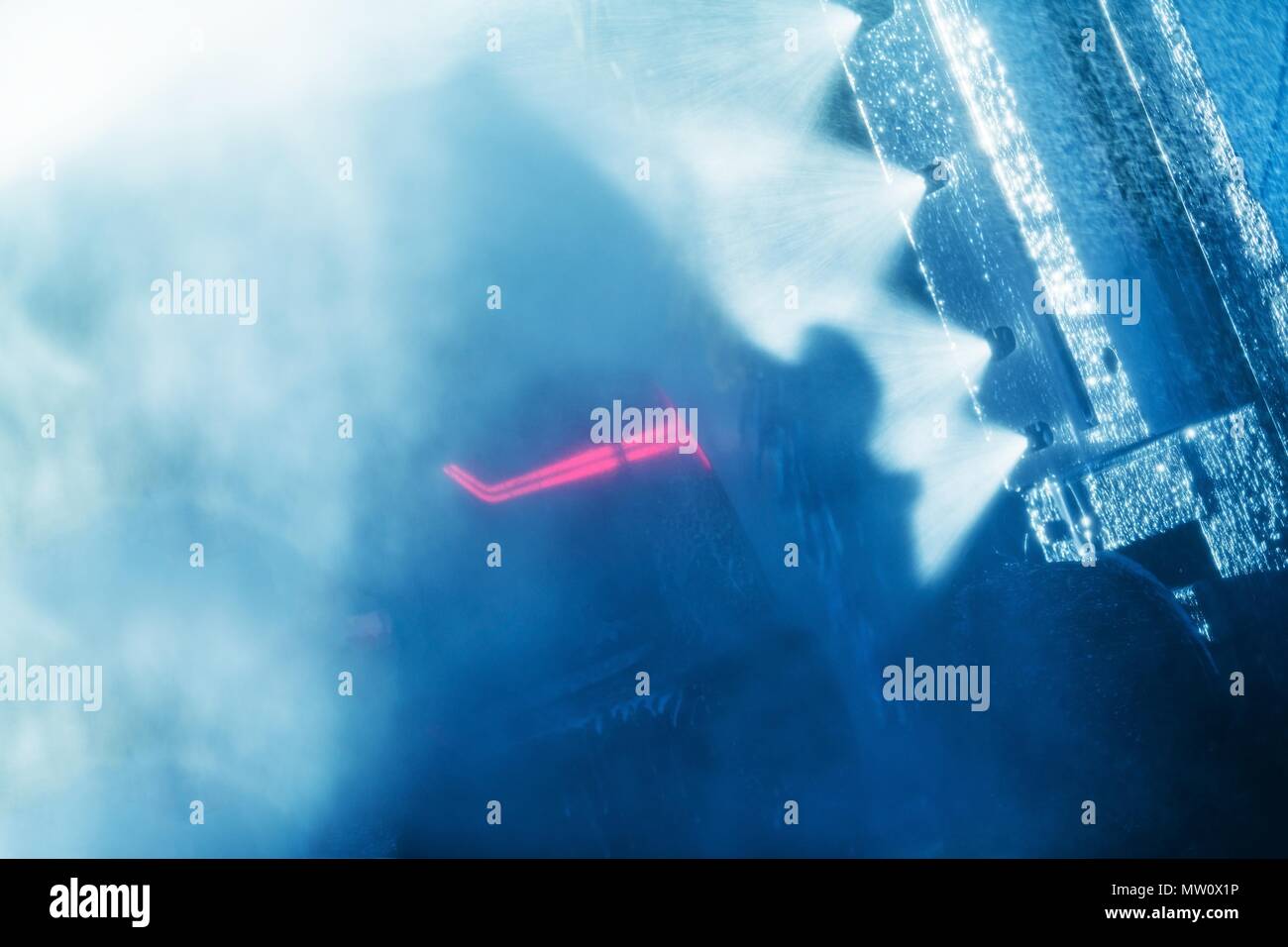 Auto Waschen in Aktion. Waschmaschine modernes Fahrzeugkonzept Foto. Stockfoto