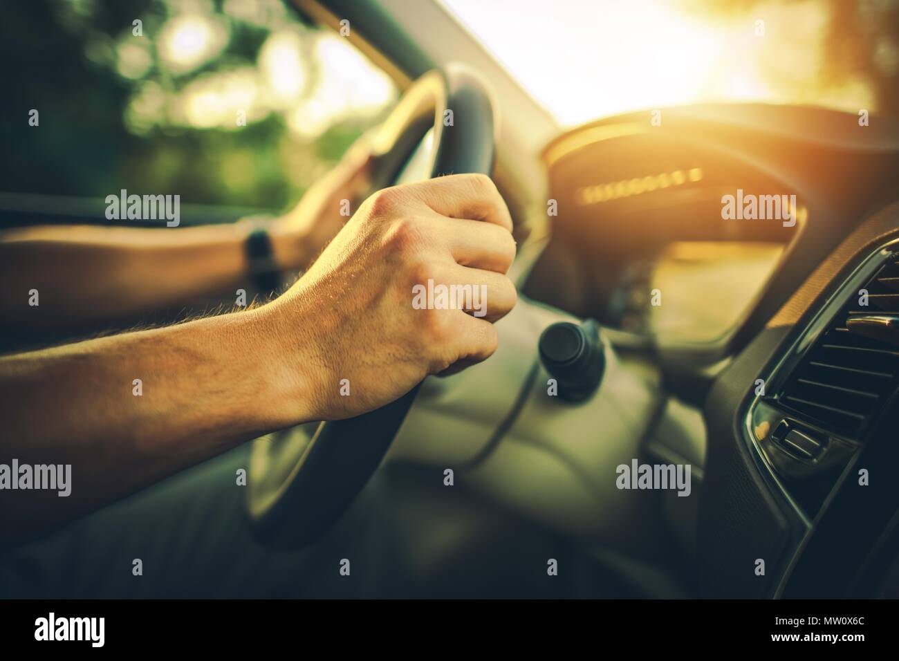 Hände auf dem Auto Rad closeup Foto. Road Trip Thema. Stockfoto