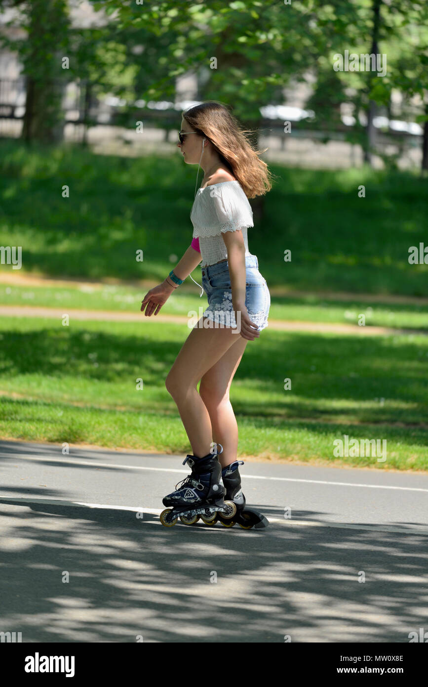 Junge Frau In-line Skating, Hyde Park, London, Vereinigtes Königreich Stockfoto
