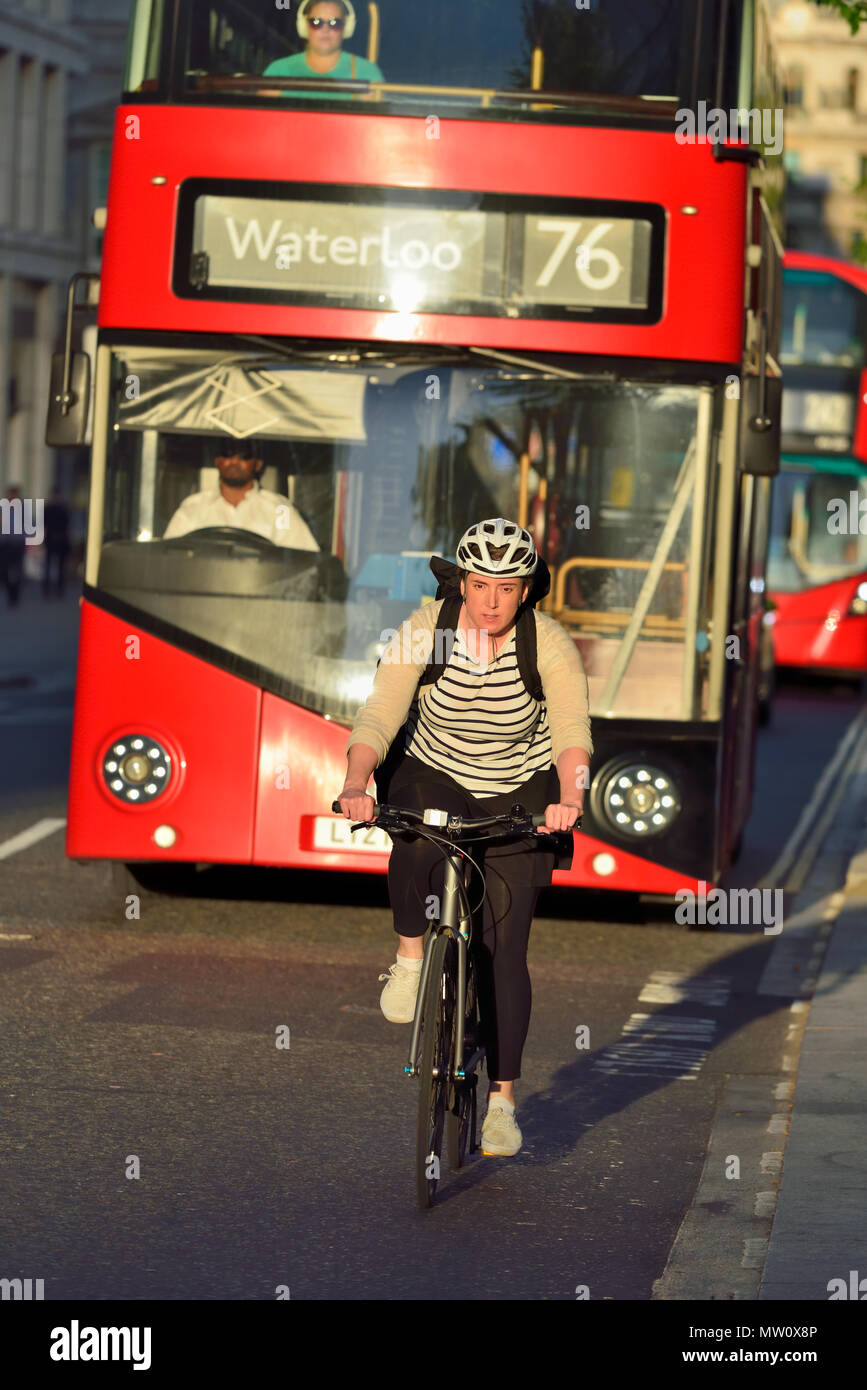 Junge Frau Radfahren während der Rush Hour, Cheapside, London, Vereinigtes Königreich Stockfoto