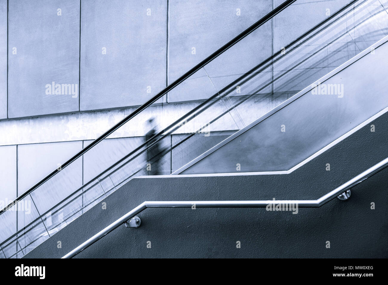 Verschwommene Bewegung einer Person auf der Rolltreppe mit Kopie Raum Stockfoto