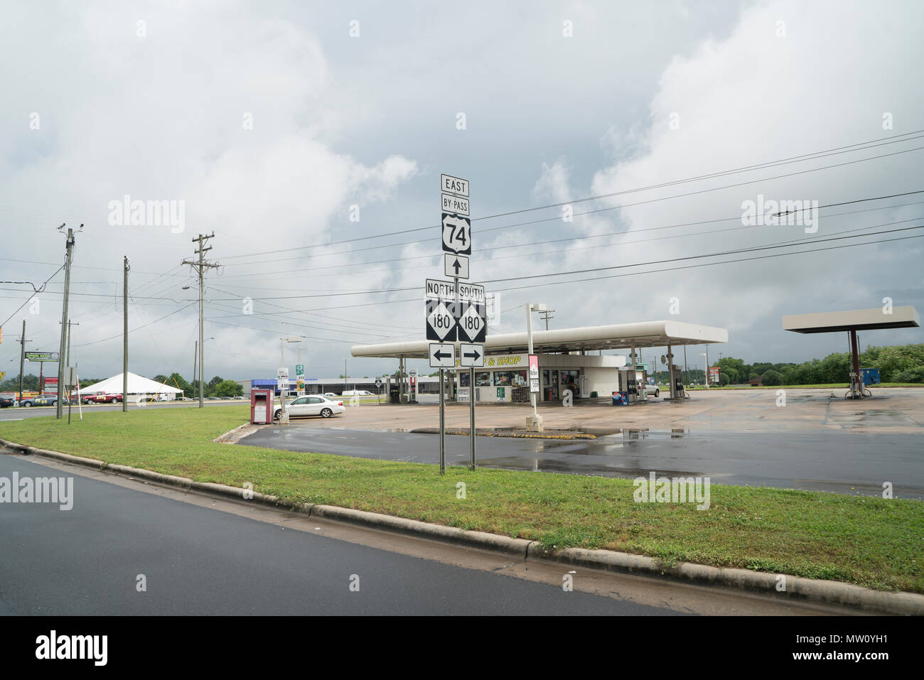 Eine Tankstelle befindet sich direkt neben der Autobahn in Shelby, einem ländlichen Teil von Nord Carolina, an einem regnerischen Tag im späten Frühjahr. Stockfoto