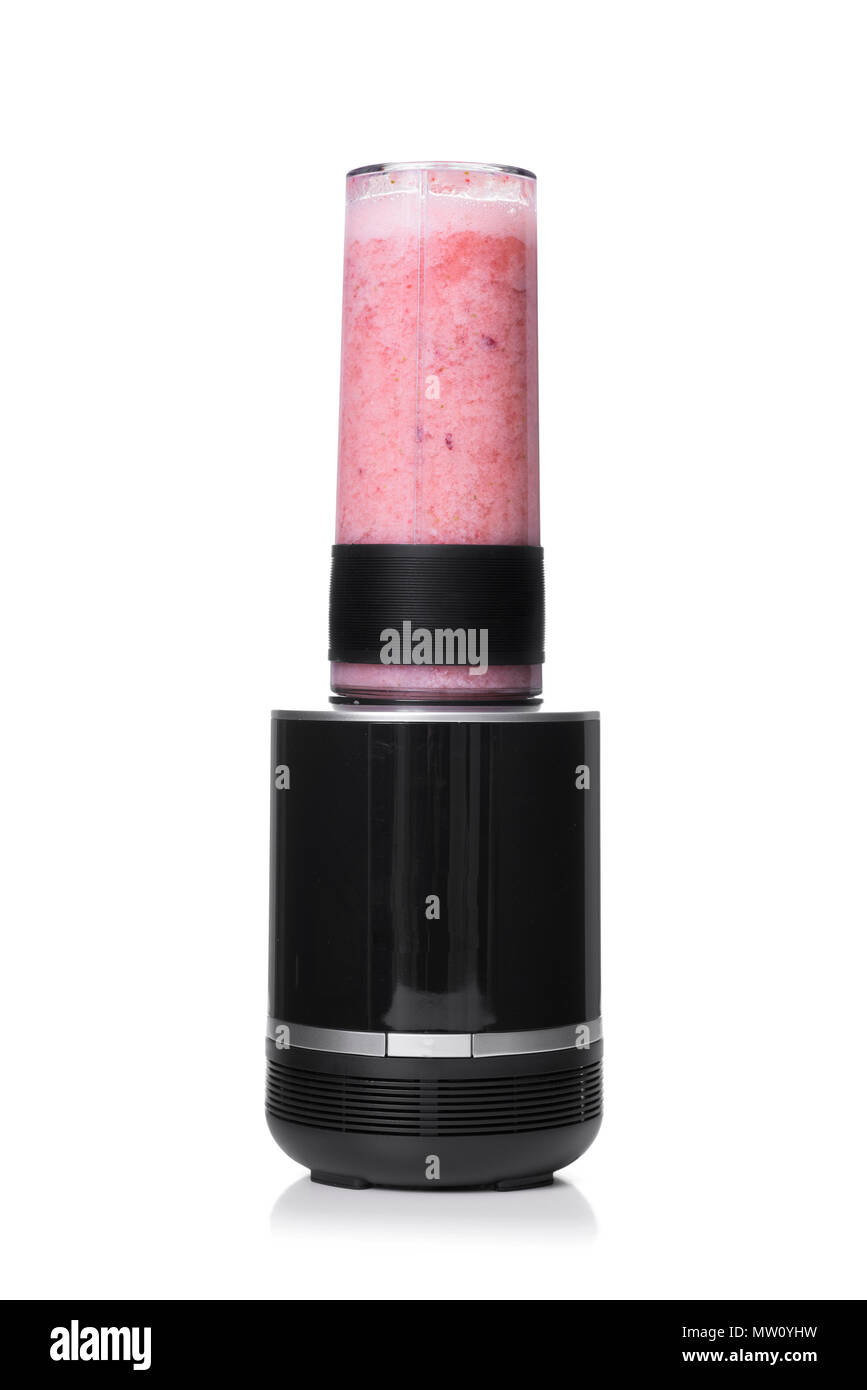 Ein rosa Smoothie in dem Glas mit einem Mixer, auf weißem Hintergrund Stockfoto