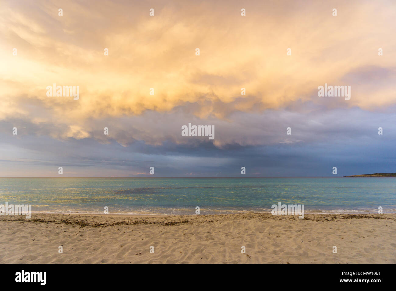Mallorca, stürmische glänzenden Himmel cloudscape bei Sonnenaufgang am Strand Stockfoto