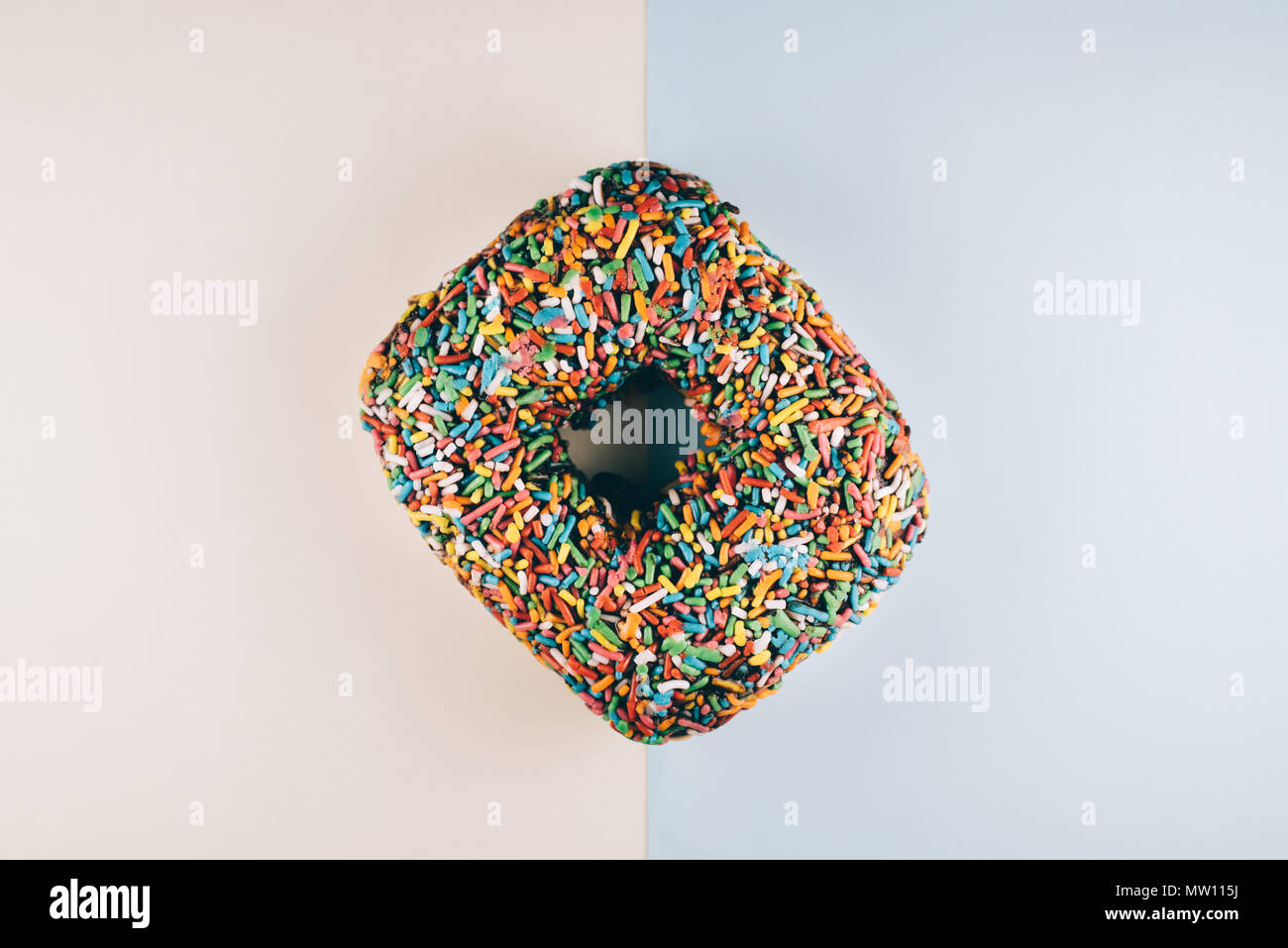 Square Donut mit bunten streuen. süße Speisen und Nachtisch Konzept Stockfoto