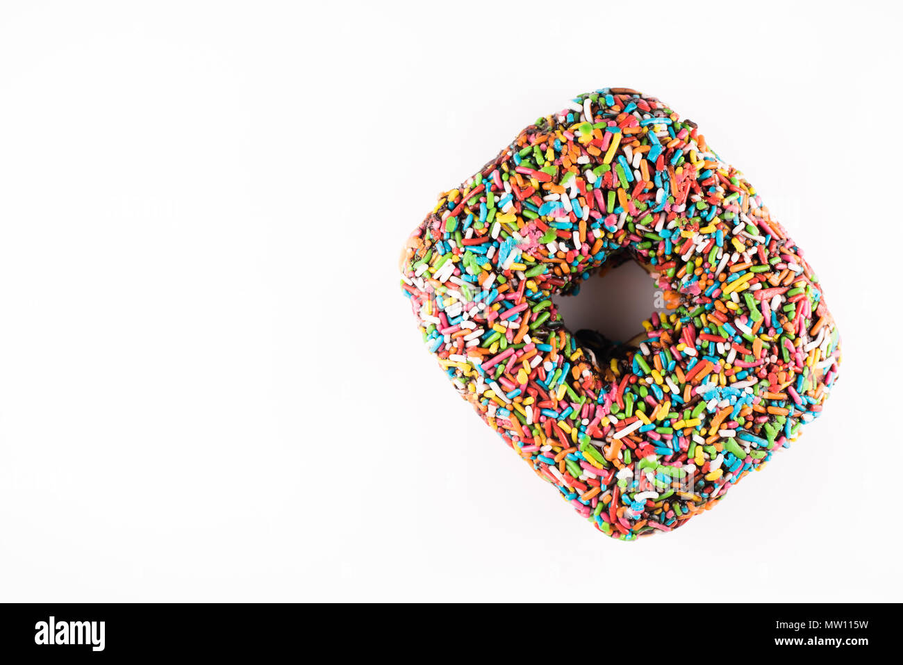 Square Donut mit Belag auf weißem Hintergrund. das ungesunde Essen und Süßes essen Konzept Stockfoto