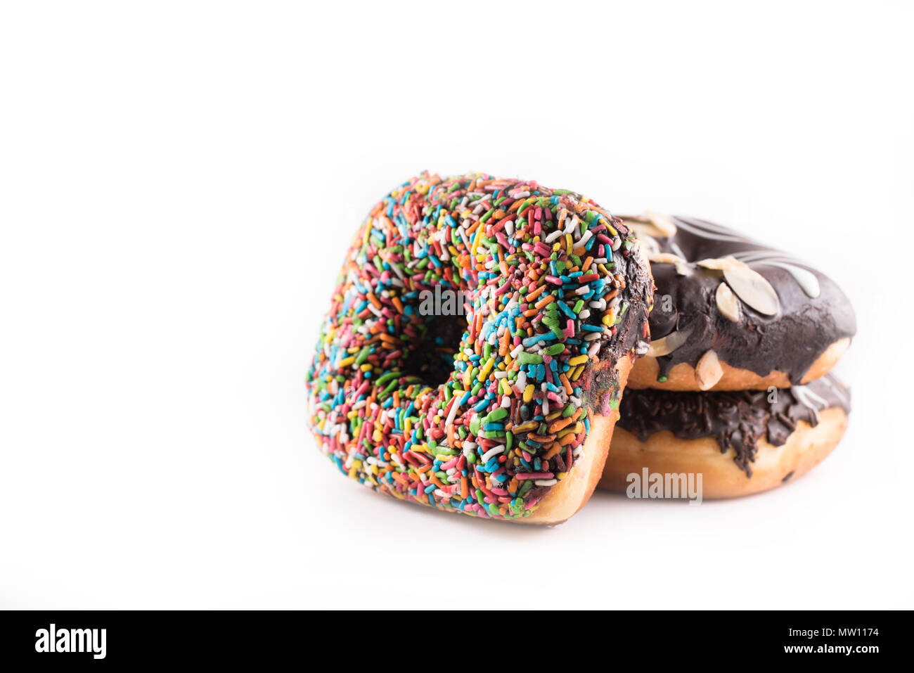 Drei quadratische Form Donut auf weißem Hintergrund gestapelt. süße Speisen und ungesundes Essen Konzept Stockfoto