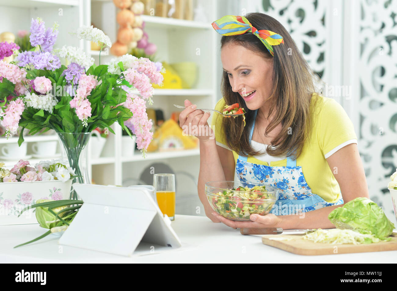 junge Frau bereitet Salat Stockfoto