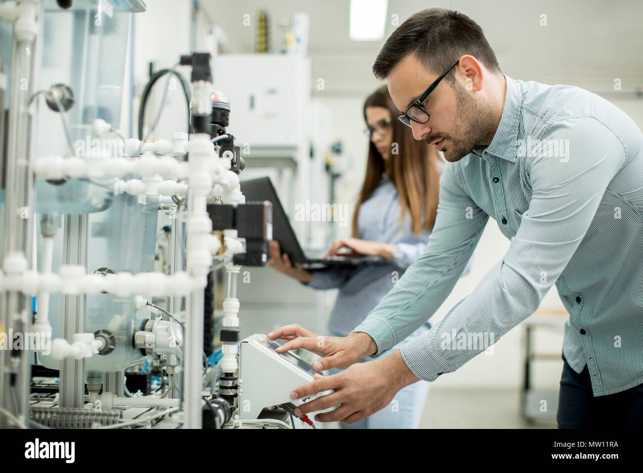 Porträt des jungen Paares von Studenten an Robotik arbeiten Stockfoto