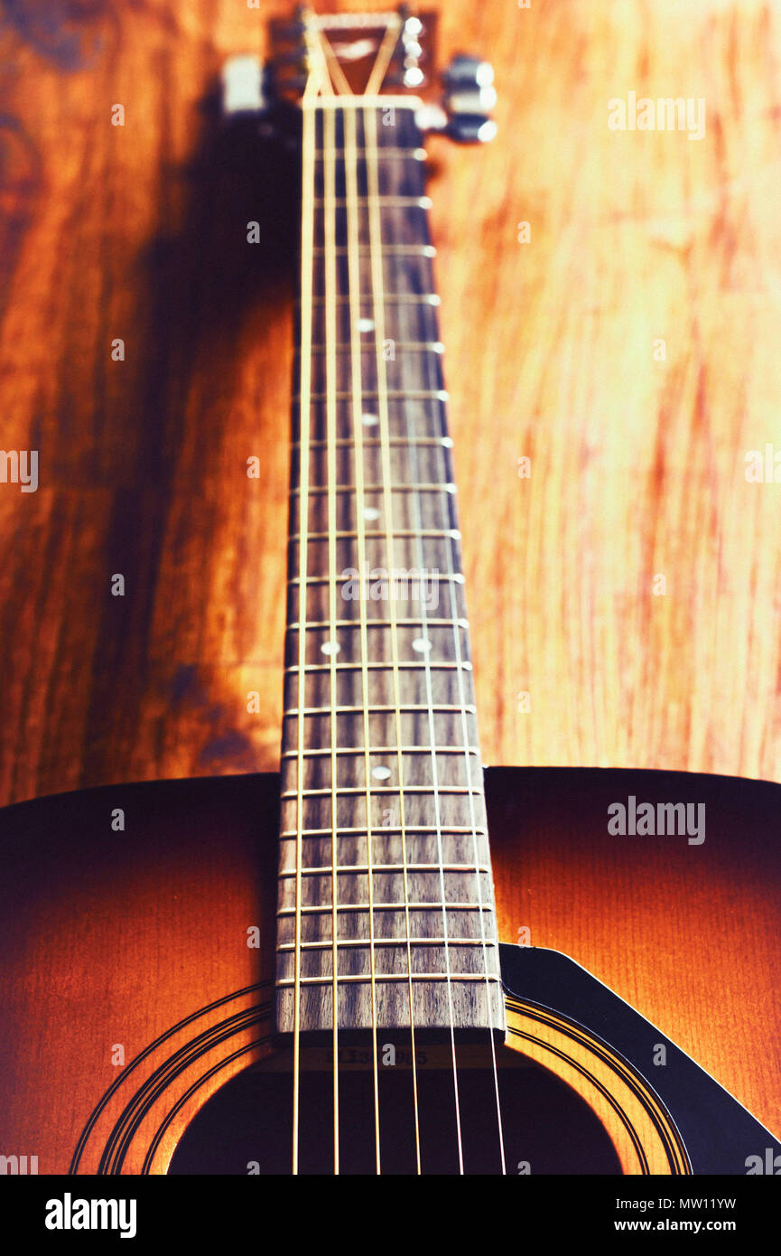 Detail der Hals und Körper eines klassischen Folk Guitar Stockfoto