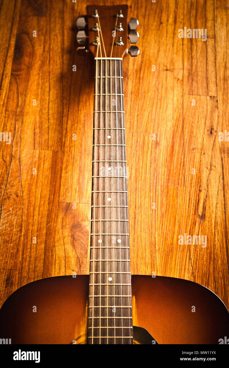 Detail der Hals und Körper eines klassischen Folk Guitar Stockfoto