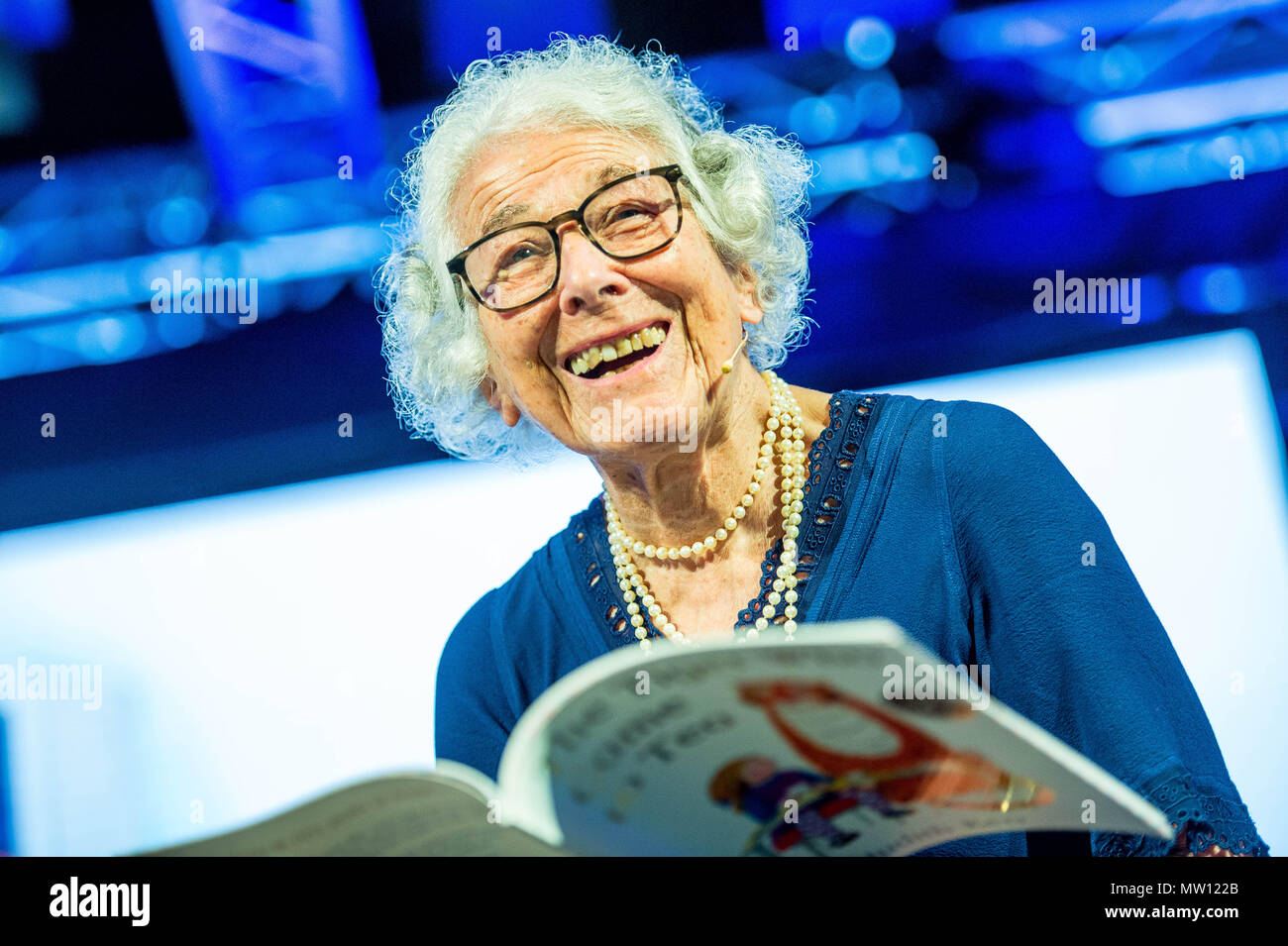 Montag, 28 Mai 2018 Bild: Judith Kerr liest aus ihrem Buch "Der Tiger, der zum Tee" zum 50. Jahrestag der Veröffentlichung Re: 2018 Hay Festival statt kam an Heu Wye, Powys, Wales Stockfoto