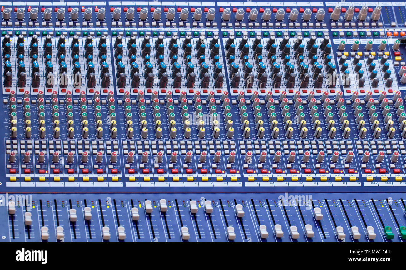 Musik Mixer Schreibtisch mit verschiedenen Knöpfen Stockfoto