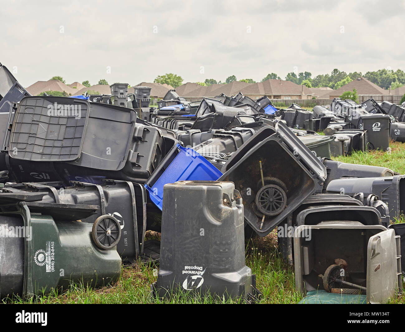 Große Abfallbehälter aus Kunststoff verworfen und Blocklagerung oder in einem Feld gestapelt für Ausbau in Hecht Straße Alabama, USA warten. Stockfoto