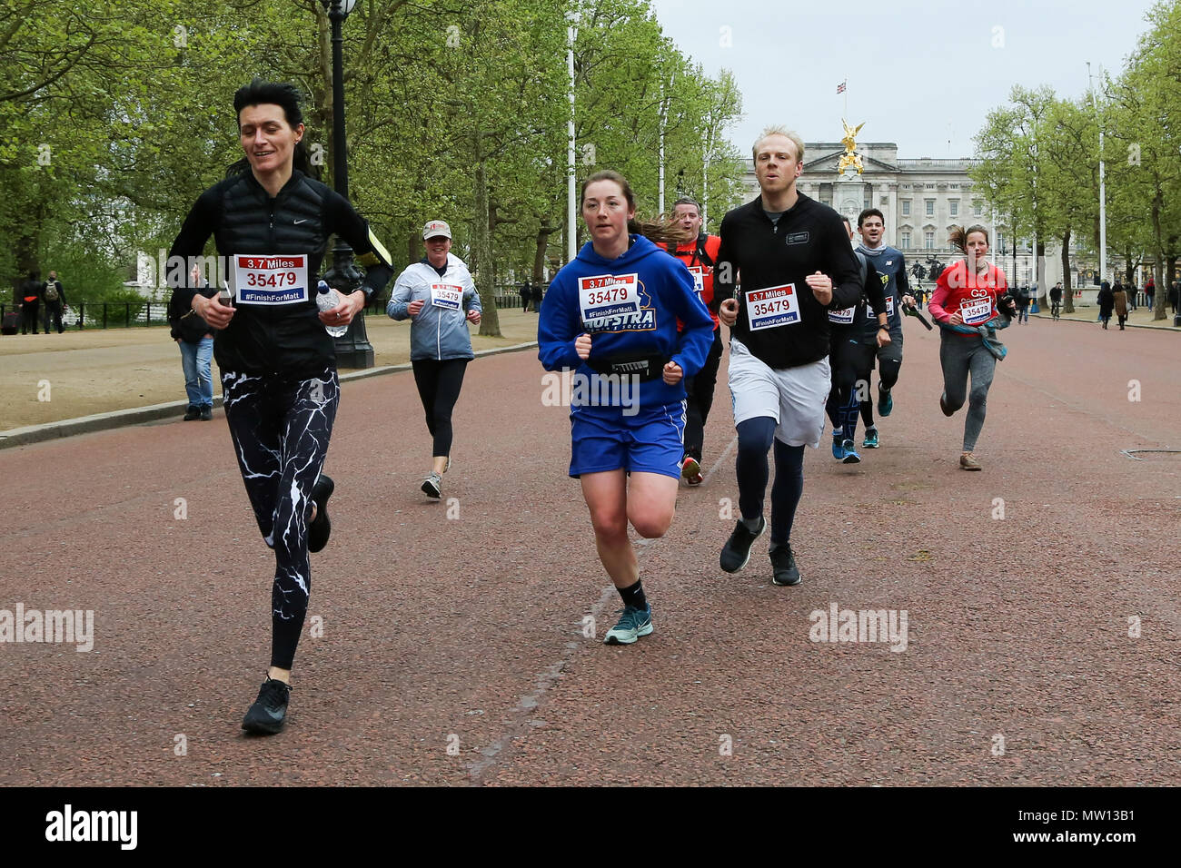 Über 100 Läufer eine 3,7 Meile laufen von Shadwell DLR-Station, wo ehemalige MasterChef Kandidat Matt Campbell zusammenbrach und starb während der London Marathon, um die Ziellinie in der Mall. Über £ 275.000 hat Matt Campbell fundraising Seite gespendet worden. Mit: Atmosphäre, Wo: London, Vereinigtes Königreich, wenn: 29 Apr 2018 Credit: Dinendra Haria/WANN Stockfoto