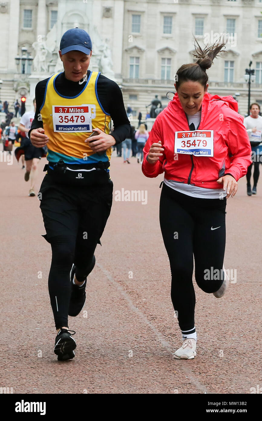 Über 100 Läufer eine 3,7 Meile laufen von Shadwell DLR-Station, wo ehemalige MasterChef Kandidat Matt Campbell zusammenbrach und starb während der London Marathon, um die Ziellinie in der Mall. Über £ 275.000 hat Matt Campbell fundraising Seite gespendet worden. Mit: Atmosphäre, Wo: London, Vereinigtes Königreich, wenn: 29 Apr 2018 Credit: Dinendra Haria/WANN Stockfoto