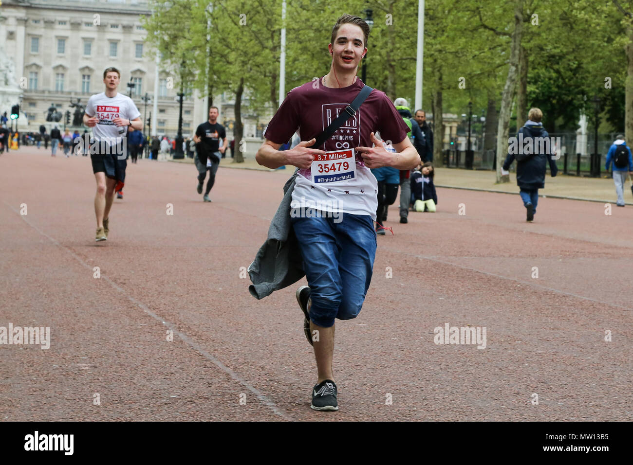 Über 100 Läufer eine 3,7 Meile laufen von Shadwell DLR-Station, wo ehemalige MasterChef Kandidat Matt Campbell zusammenbrach und starb während der London Marathon, um die Ziellinie in der Mall. Über £ 275.000 hat Matt Campbell fundraising Seite gespendet worden. Mit: Atmosphäre, Wo: London, Vereinigtes Königreich, wenn: 29 Apr 2018 Credit: Dinendra Haria/WANN Stockfoto