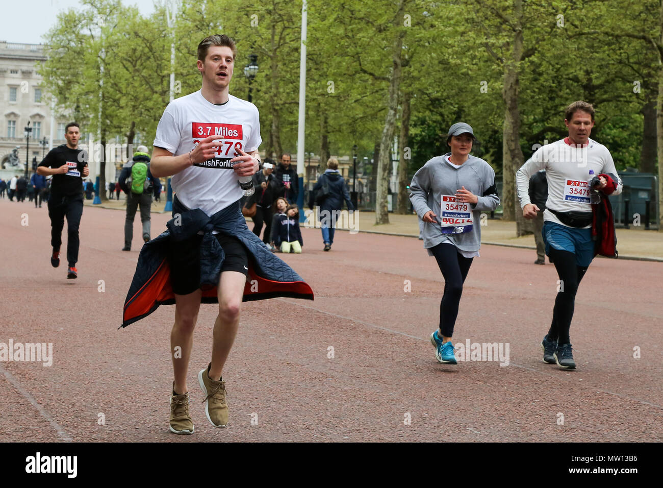 Über 100 Läufer eine 3,7 Meile laufen von Shadwell DLR-Station, wo ehemalige MasterChef Kandidat Matt Campbell zusammenbrach und starb während der London Marathon, um die Ziellinie in der Mall. Über £ 275.000 hat Matt Campbell fundraising Seite gespendet worden. Mit: Atmosphäre, Wo: London, Vereinigtes Königreich, wenn: 29 Apr 2018 Credit: Dinendra Haria/WANN Stockfoto