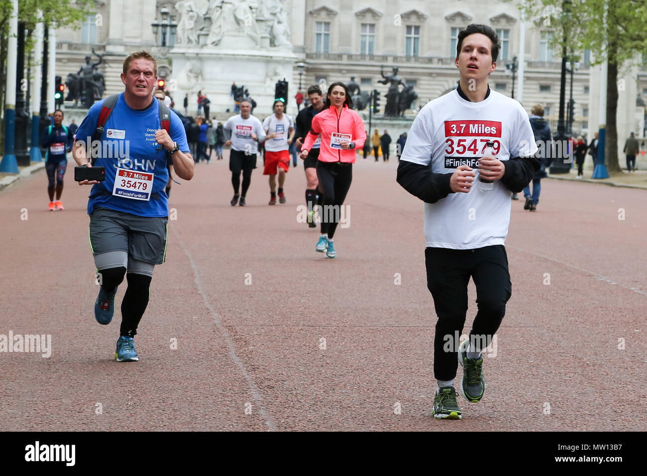 Über 100 Läufer eine 3,7 Meile laufen von Shadwell DLR-Station, wo ehemalige MasterChef Kandidat Matt Campbell zusammenbrach und starb während der London Marathon, um die Ziellinie in der Mall. Über £ 275.000 hat Matt Campbell fundraising Seite gespendet worden. Mit: Atmosphäre, Wo: London, Vereinigtes Königreich, wenn: 29 Apr 2018 Credit: Dinendra Haria/WANN Stockfoto