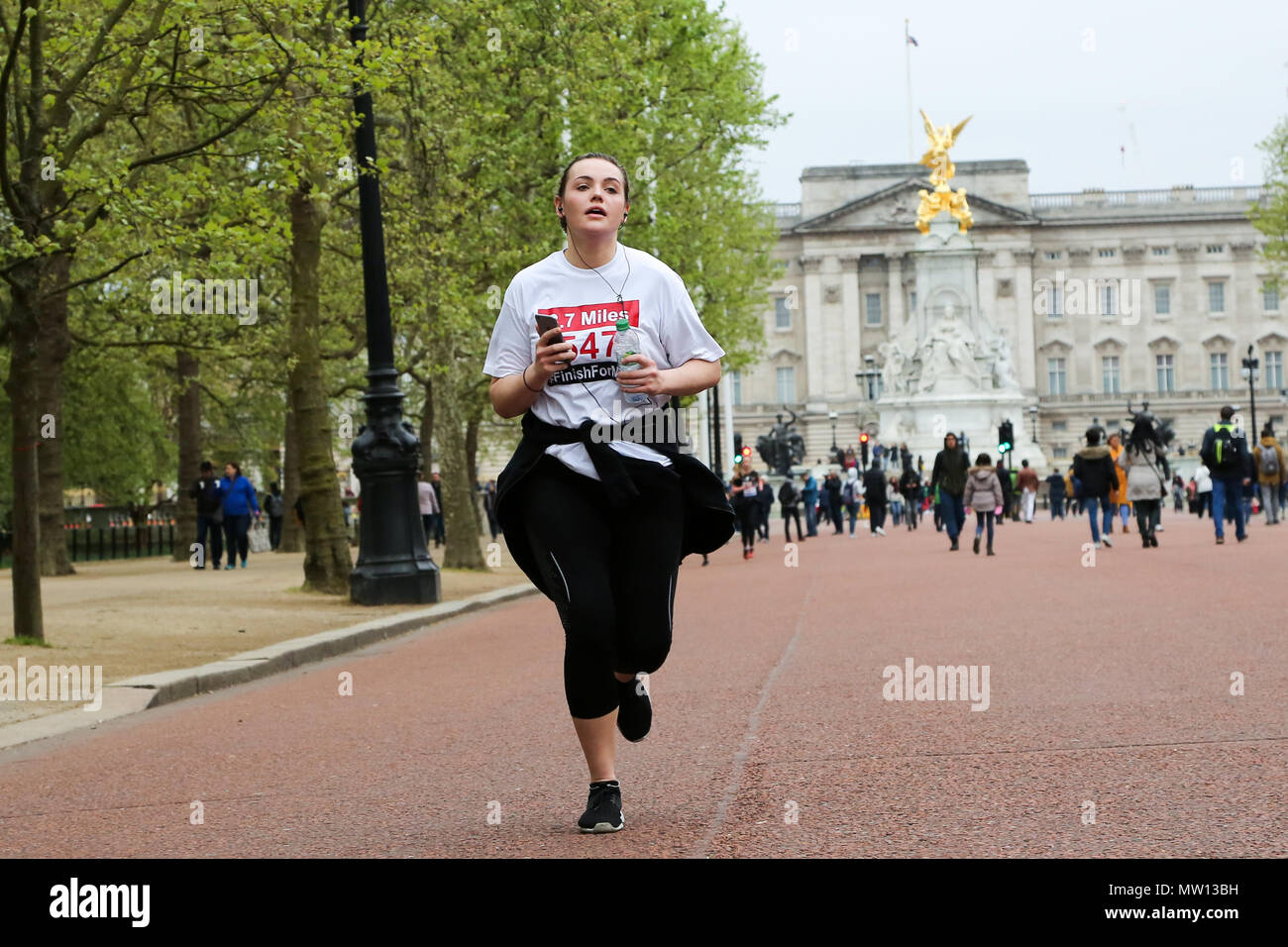 Über 100 Läufer eine 3,7 Meile laufen von Shadwell DLR-Station, wo ehemalige MasterChef Kandidat Matt Campbell zusammenbrach und starb während der London Marathon, um die Ziellinie in der Mall. Über £ 275.000 hat Matt Campbell fundraising Seite gespendet worden. Mit: Atmosphäre, Wo: London, Vereinigtes Königreich, wenn: 29 Apr 2018 Credit: Dinendra Haria/WANN Stockfoto