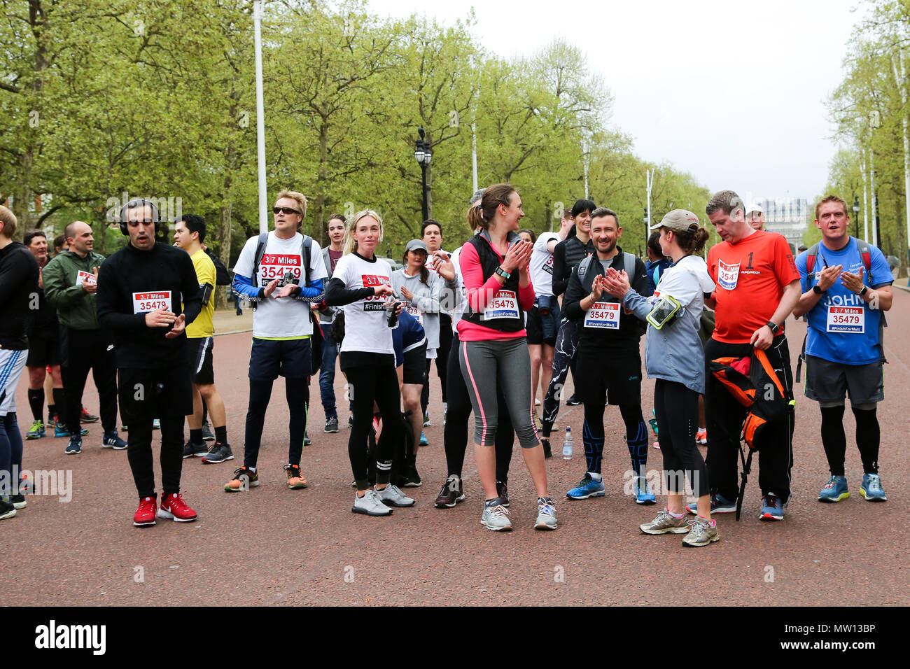 Über 100 Läufer eine 3,7 Meile laufen von Shadwell DLR-Station, wo ehemalige MasterChef Kandidat Matt Campbell zusammenbrach und starb während der London Marathon, um die Ziellinie in der Mall. Über £ 275.000 hat Matt Campbell fundraising Seite gespendet worden. Mit: Atmosphäre, Wo: London, Vereinigtes Königreich, wenn: 29 Apr 2018 Credit: Dinendra Haria/WANN Stockfoto