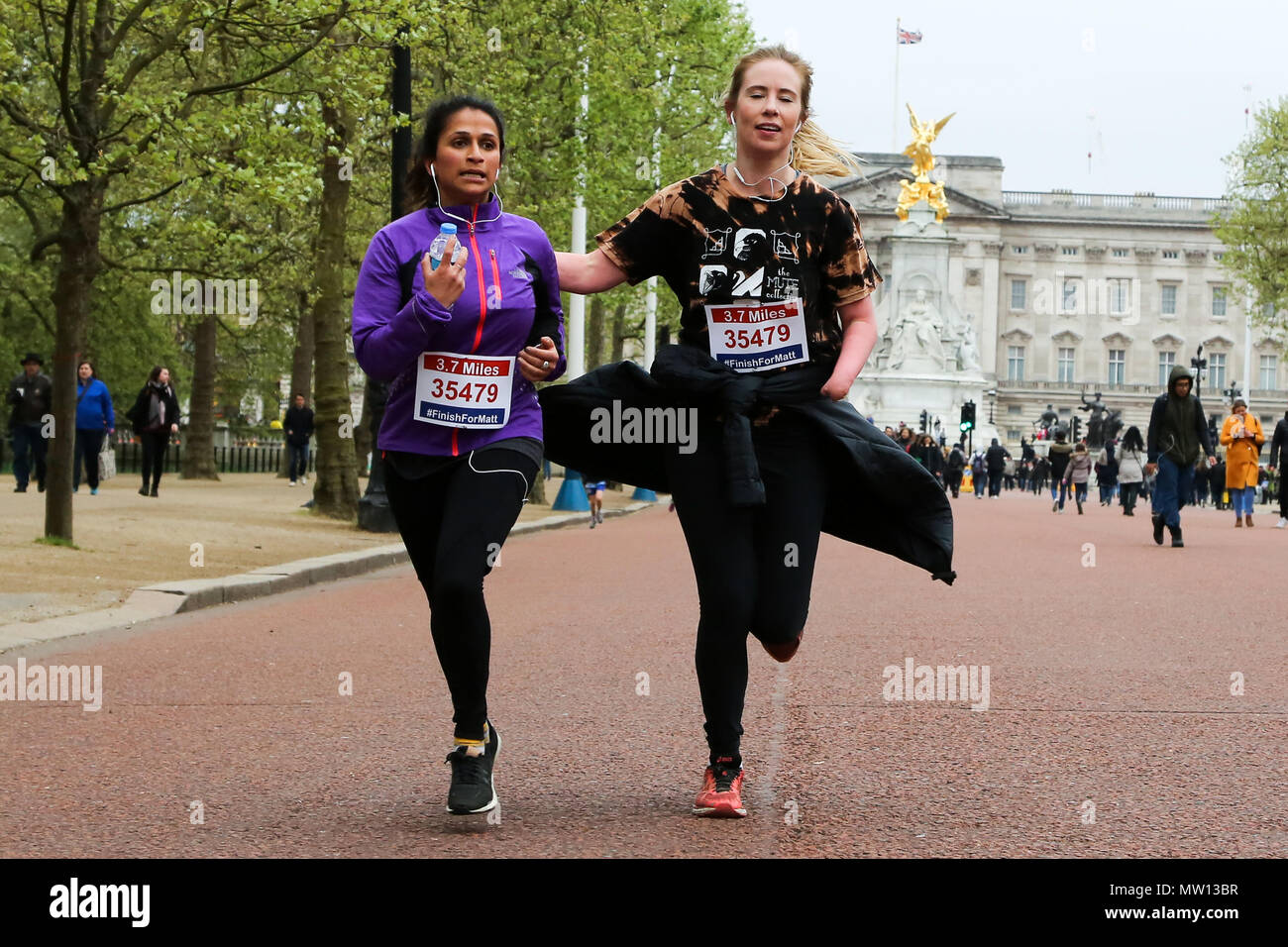 Über 100 Läufer eine 3,7 Meile laufen von Shadwell DLR-Station, wo ehemalige MasterChef Kandidat Matt Campbell zusammenbrach und starb während der London Marathon, um die Ziellinie in der Mall. Über £ 275.000 hat Matt Campbell fundraising Seite gespendet worden. Mit: Atmosphäre, Wo: London, Vereinigtes Königreich, wenn: 29 Apr 2018 Credit: Dinendra Haria/WANN Stockfoto