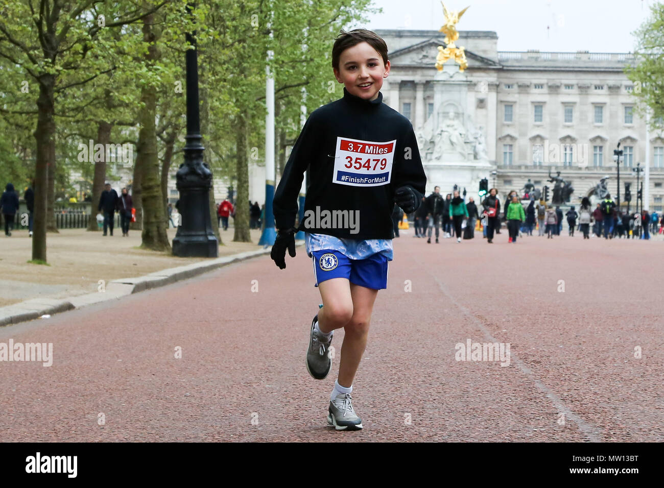 Über 100 Läufer eine 3,7 Meile laufen von Shadwell DLR-Station, wo ehemalige MasterChef Kandidat Matt Campbell zusammenbrach und starb während der London Marathon, um die Ziellinie in der Mall. Über £ 275.000 hat Matt Campbell fundraising Seite gespendet worden. Mit: Atmosphäre, Wo: London, Vereinigtes Königreich, wenn: 29 Apr 2018 Credit: Dinendra Haria/WANN Stockfoto