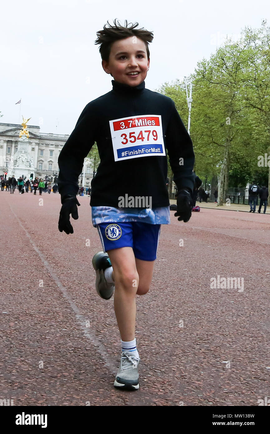 Über 100 Läufer eine 3,7 Meile laufen von Shadwell DLR-Station, wo ehemalige MasterChef Kandidat Matt Campbell zusammenbrach und starb während der London Marathon, um die Ziellinie in der Mall. Über £ 275.000 hat Matt Campbell fundraising Seite gespendet worden. Mit: Atmosphäre, Wo: London, Vereinigtes Königreich, wenn: 29 Apr 2018 Credit: Dinendra Haria/WANN Stockfoto