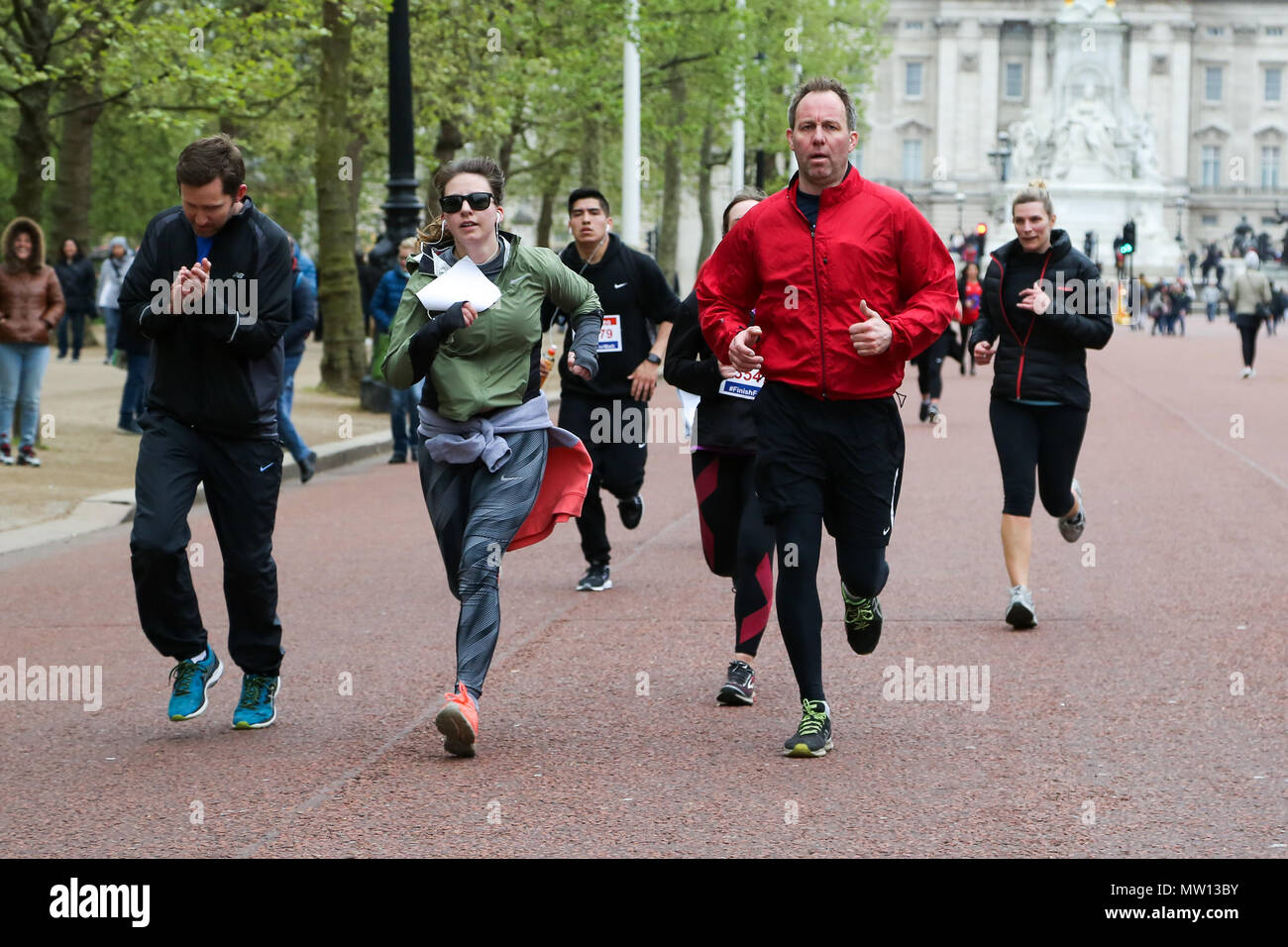 Über 100 Läufer eine 3,7 Meile laufen von Shadwell DLR-Station, wo ehemalige MasterChef Kandidat Matt Campbell zusammenbrach und starb während der London Marathon, um die Ziellinie in der Mall. Über £ 275.000 hat Matt Campbell fundraising Seite gespendet worden. Mit: Atmosphäre, Wo: London, Vereinigtes Königreich, wenn: 29 Apr 2018 Credit: Dinendra Haria/WANN Stockfoto