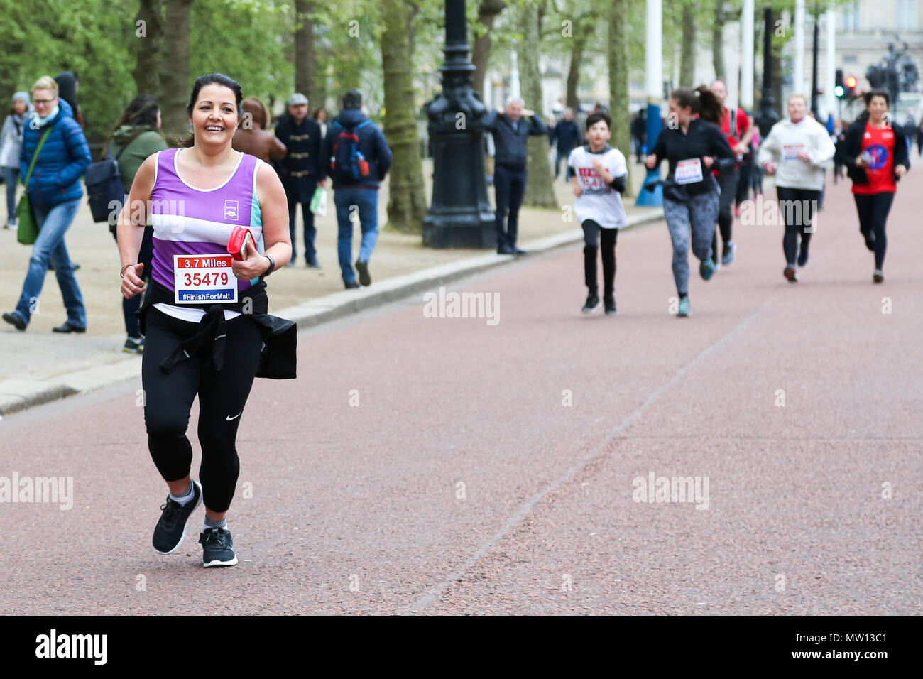 Über 100 Läufer eine 3,7 Meile laufen von Shadwell DLR-Station, wo ehemalige MasterChef Kandidat Matt Campbell zusammenbrach und starb während der London Marathon, um die Ziellinie in der Mall. Über £ 275.000 hat Matt Campbell fundraising Seite gespendet worden. Mit: Atmosphäre, Wo: London, Vereinigtes Königreich, wenn: 29 Apr 2018 Credit: Dinendra Haria/WANN Stockfoto