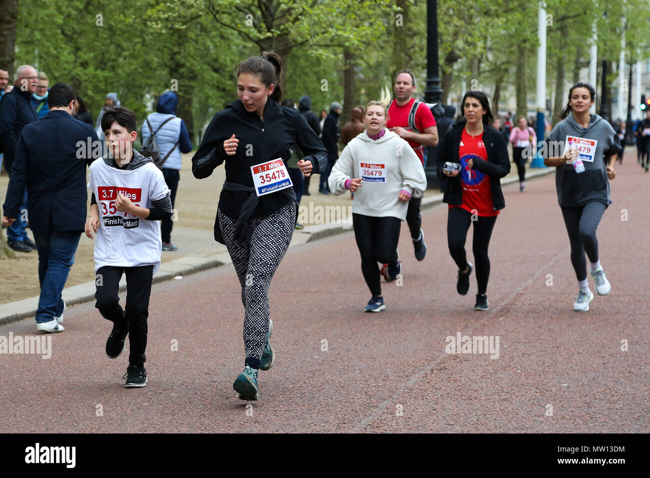 Über 100 Läufer eine 3,7 Meile laufen von Shadwell DLR-Station, wo ehemalige MasterChef Kandidat Matt Campbell zusammenbrach und starb während der London Marathon, um die Ziellinie in der Mall. Über £ 275.000 hat Matt Campbell fundraising Seite gespendet worden. Mit: Atmosphäre, Wo: London, Vereinigtes Königreich, wenn: 29 Apr 2018 Credit: Dinendra Haria/WANN Stockfoto