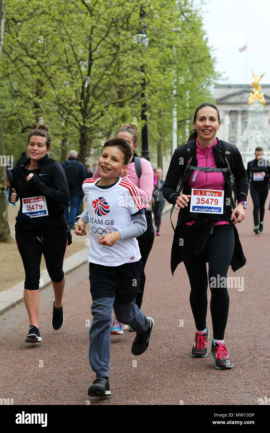 Über 100 Läufer eine 3,7 Meile laufen von Shadwell DLR-Station, wo ehemalige MasterChef Kandidat Matt Campbell zusammenbrach und starb während der London Marathon, um die Ziellinie in der Mall. Über £ 275.000 hat Matt Campbell fundraising Seite gespendet worden. Mit: Atmosphäre, Wo: London, Vereinigtes Königreich, wenn: 29 Apr 2018 Credit: Dinendra Haria/WANN Stockfoto