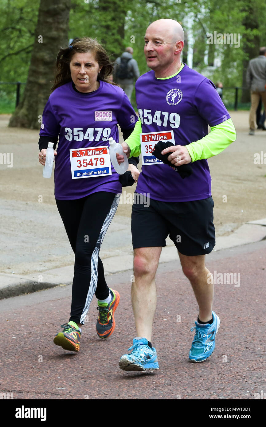 Über 100 Läufer eine 3,7 Meile laufen von Shadwell DLR-Station, wo ehemalige MasterChef Kandidat Matt Campbell zusammenbrach und starb während der London Marathon, um die Ziellinie in der Mall. Über £ 275.000 hat Matt Campbell fundraising Seite gespendet worden. Mit: Atmosphäre, Wo: London, Vereinigtes Königreich, wenn: 29 Apr 2018 Credit: Dinendra Haria/WANN Stockfoto