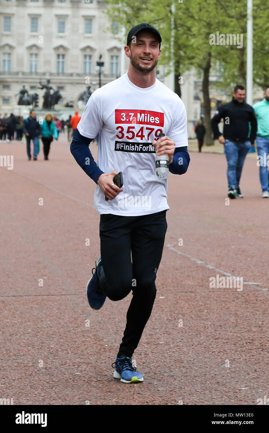 Über 100 Läufer eine 3,7 Meile laufen von Shadwell DLR-Station, wo ehemalige MasterChef Kandidat Matt Campbell zusammenbrach und starb während der London Marathon, um die Ziellinie in der Mall. Über £ 275.000 hat Matt Campbell fundraising Seite gespendet worden. Mit: Atmosphäre, Wo: London, Vereinigtes Königreich, wenn: 29 Apr 2018 Credit: Dinendra Haria/WANN Stockfoto