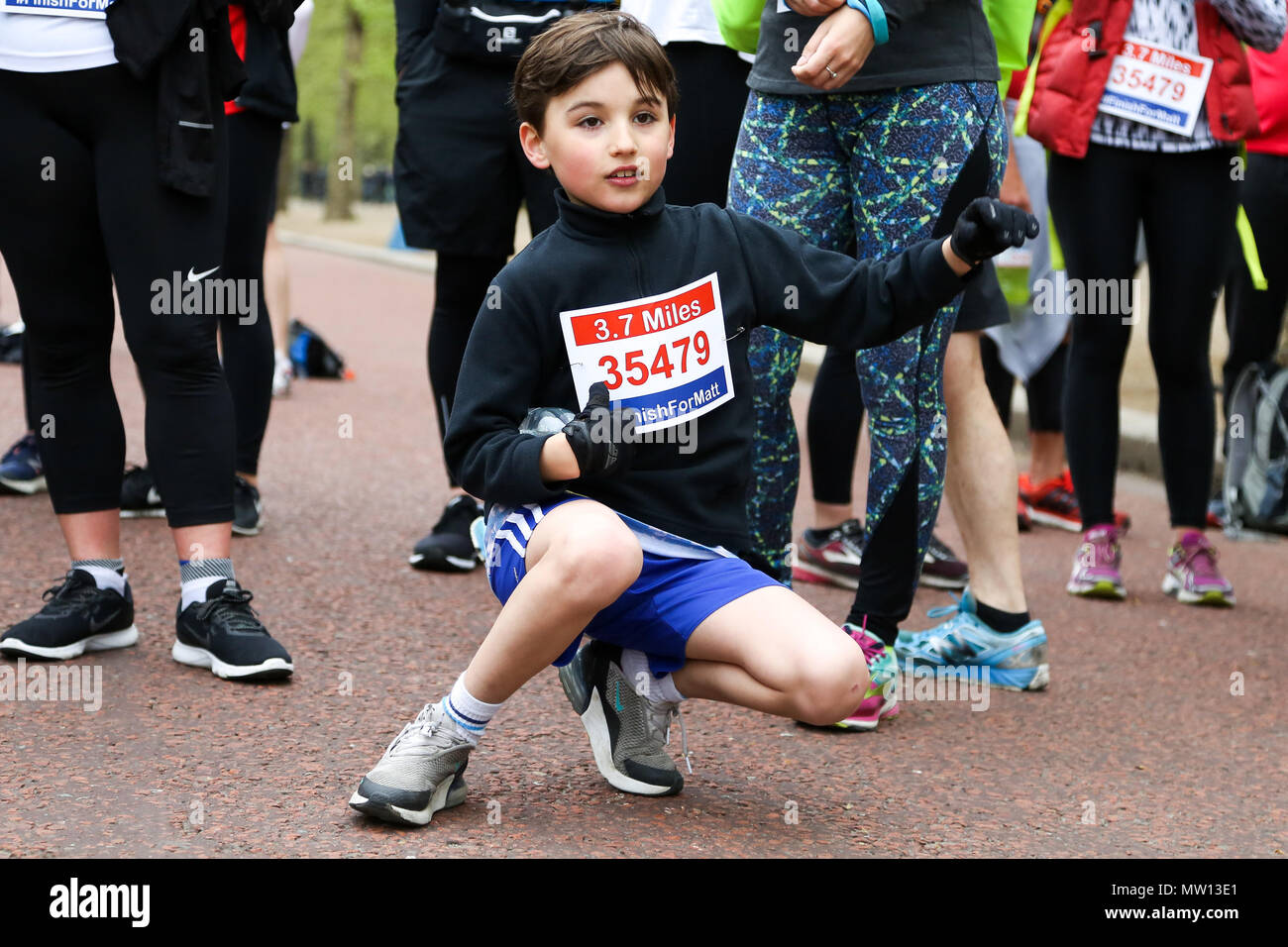 Über 100 Läufer eine 3,7 Meile laufen von Shadwell DLR-Station, wo ehemalige MasterChef Kandidat Matt Campbell zusammenbrach und starb während der London Marathon, um die Ziellinie in der Mall. Über £ 275.000 hat Matt Campbell fundraising Seite gespendet worden. Mit: Atmosphäre, Wo: London, Vereinigtes Königreich, wenn: 29 Apr 2018 Credit: Dinendra Haria/WANN Stockfoto