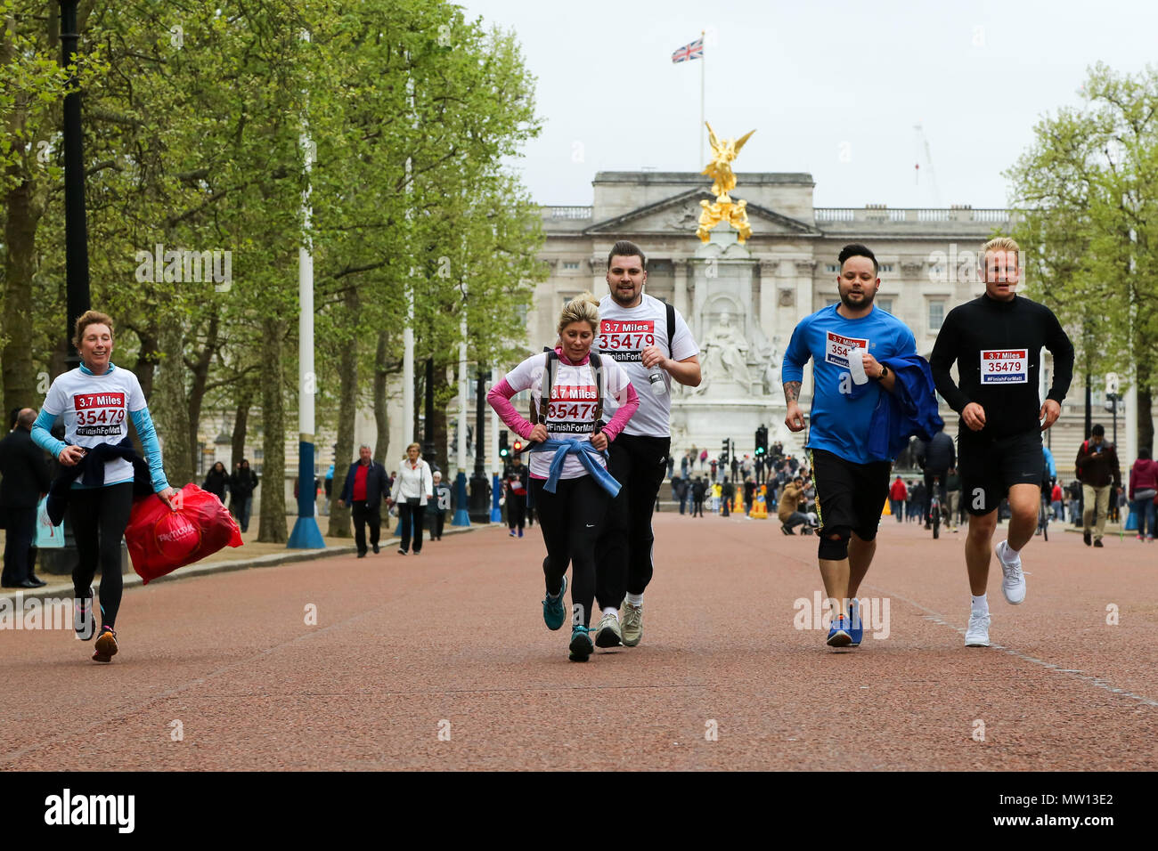 Über 100 Läufer eine 3,7 Meile laufen von Shadwell DLR-Station, wo ehemalige MasterChef Kandidat Matt Campbell zusammenbrach und starb während der London Marathon, um die Ziellinie in der Mall. Über £ 275.000 hat Matt Campbell fundraising Seite gespendet worden. Mit: Atmosphäre, Wo: London, Vereinigtes Königreich, wenn: 29 Apr 2018 Credit: Dinendra Haria/WANN Stockfoto