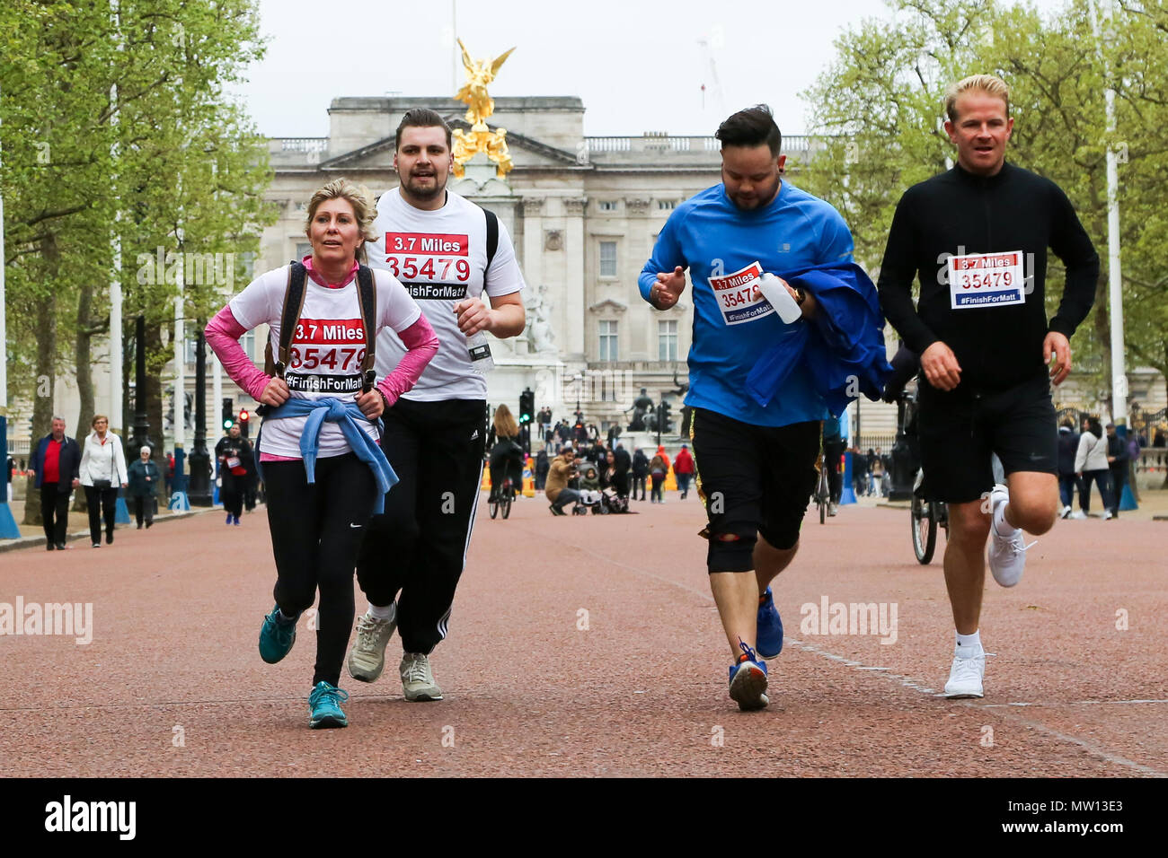 Über 100 Läufer eine 3,7 Meile laufen von Shadwell DLR-Station, wo ehemalige MasterChef Kandidat Matt Campbell zusammenbrach und starb während der London Marathon, um die Ziellinie in der Mall. Über £ 275.000 hat Matt Campbell fundraising Seite gespendet worden. Mit: Atmosphäre, Wo: London, Vereinigtes Königreich, wenn: 29 Apr 2018 Credit: Dinendra Haria/WANN Stockfoto