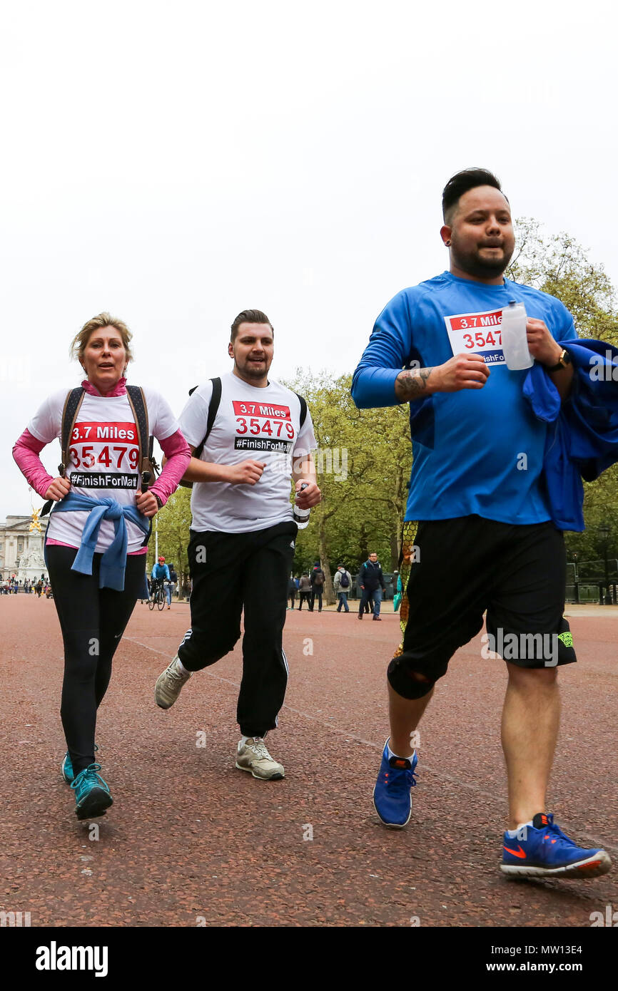 Über 100 Läufer eine 3,7 Meile laufen von Shadwell DLR-Station, wo ehemalige MasterChef Kandidat Matt Campbell zusammenbrach und starb während der London Marathon, um die Ziellinie in der Mall. Über £ 275.000 hat Matt Campbell fundraising Seite gespendet worden. Mit: Atmosphäre, Wo: London, Vereinigtes Königreich, wenn: 29 Apr 2018 Credit: Dinendra Haria/WANN Stockfoto