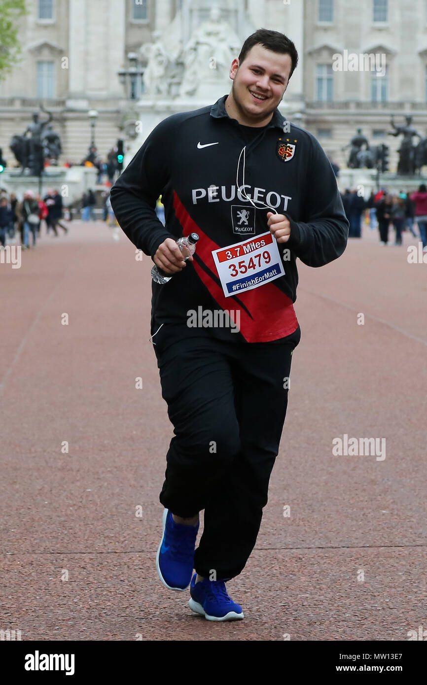 Über 100 Läufer eine 3,7 Meile laufen von Shadwell DLR-Station, wo ehemalige MasterChef Kandidat Matt Campbell zusammenbrach und starb während der London Marathon, um die Ziellinie in der Mall. Über £ 275.000 hat Matt Campbell fundraising Seite gespendet worden. Mit: Atmosphäre, Wo: London, Vereinigtes Königreich, wenn: 29 Apr 2018 Credit: Dinendra Haria/WANN Stockfoto